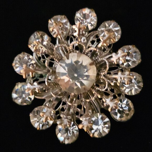 GORGEOUS VINTAGE 13 STONE RHINESTONE FLORAL BROOCH with FILIGREE EMBELLISHMENTS - Picture 5 of 11